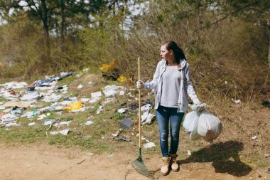 Şok kadın tutarak çöp temizleme çantalar ve f komisyon genç üzgün