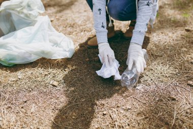 Genç kadın rahat kıyafetler içinde kırpılmış, ben çöp temizleme eldiven