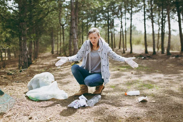 Joven mujer sorprendida en ropa casual y guantes de limpieza rubbis — Foto de Stock