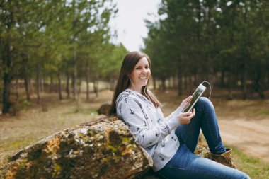 Genç eğlenceli earpho ile rahat kıyafetler içinde güzel kadın gülüyor