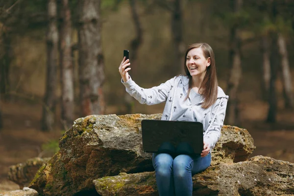 Genç gülümseyen iş kadını ya da rahat kıyafetler sittin öğrenci