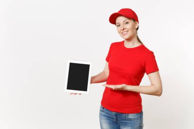 Beyaz arka plan üzerinde izole kırmızı üniformalı teslim kadın. SMIL