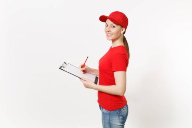 Beyaz arka plan üzerinde izole kırmızı üniformalı teslim kadın. Şu kadın kurye veya satıcısı olarak çalışan, kalem, Pano boş boş levha ile kağıtları belge ile tutan kap, t-shirt, kot pantolon. Kopya alanı.