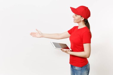 Beyaz arka plan üzerinde izole kırmızı üniformalı teslim kadın. Şu kadın kurye veya satıcısı olarak çalışan, tablet pc bilgisayar boş boş ekran ile tutan kap, t-shirt, kot pantolon. Kopya alanı reklam için