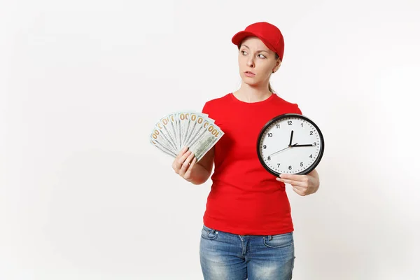 Mulher de entrega em uniforme vermelho isolado no fundo branco. Shoc. — Fotografia de Stock