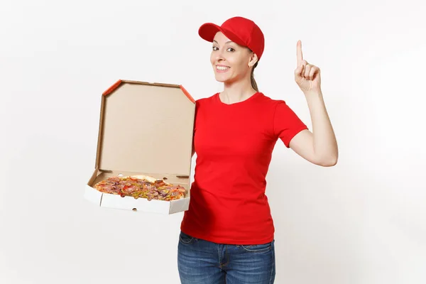 Mulher de entrega em uniforme vermelho isolado no fundo branco. Bonita fêmea de boné, t-shirt, jeans trabalhando como mensageiro ou revendedor segurando pizza italiana em caixa plana de papelão. Espaço de cópia para propaganda . — Fotografia de Stock