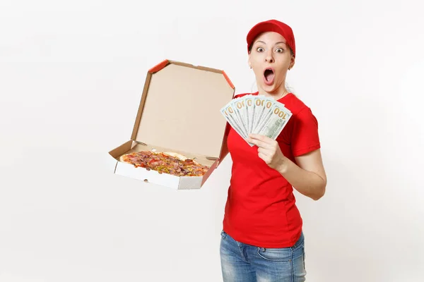 Livraison femme en uniforme rouge isolé sur fond blanc. Femme en bonnet, t-shirt, jeans travaillant comme coursier tenant une pizza italienne dans une boîte à plat en carton, paquet de dollars, argent comptant. Espace de copie . — Photo