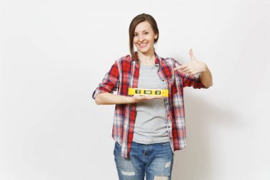 Gülümseyen kadın rahat kıyafetler beyaz arka plan üzerinde izole kabarcık ruh düzeyi bina işaret parmağı işaret içinde. Aletleri, aksesuarları, yenileme daire oda için araçlar. Onarım ev concept.