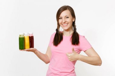 Eğlenceli kadın beyaz arka plan üzerinde izole şişe yeşil, kırmızı, sarı Detoks smoothies satır tutar. Doğru beslenme, vejetaryen içki, sağlıklı yaşam, diyet kavramı. Kopya alanı reklam için.