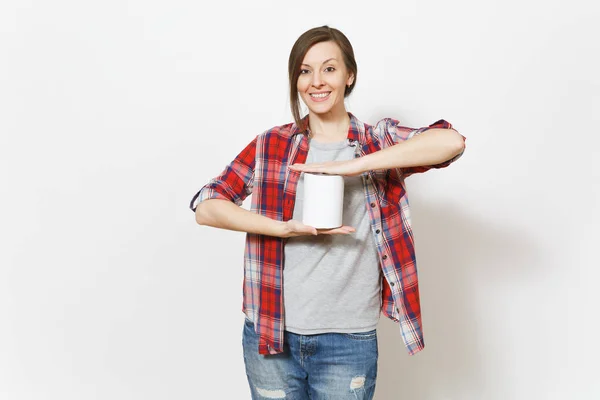 Lachende mooie jongedame in casual kleding bedrijf lege verf blikje met kopie ruimte geïsoleerd op een witte achtergrond. Instrumenten, toebehoren voor renovatie appartement kamer. Reparatie home concept. — Stockfoto