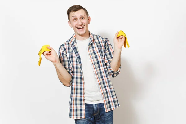 Νέοι διασκέδαση περιχαρής όμορφος άνδρας στο casual ρούχα κρατώντας κτίριο κίτρινα γάντια που απομονώνονται σε λευκό φόντο. Εργαλεία, αξεσουάρ, εργαλεία για ανακαίνιση διαμέρισμα δωμάτιο. Επισκευή concept home. — Φωτογραφία Αρχείου