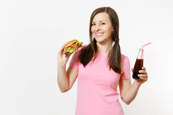 Mooie leuke jonge vrouw met tails permanent en houden van de hamburger, cola in glazen fles geïsoleerd op een witte achtergrond. Goede voeding of Amerikaanse klassieke fastfood. Gebied met kopie ruimte reclame. — Stockfoto