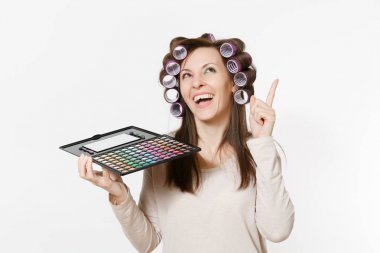 Curlers saç beyaz arka plan üzerinde izole paleti renkli kaptırdın ile eğlenceli genç kadınla. Set yüz Dekoratif kozmetik makyaj. Güzellik moda yaşam tarzı kavramı. Kopya alanı alanı.