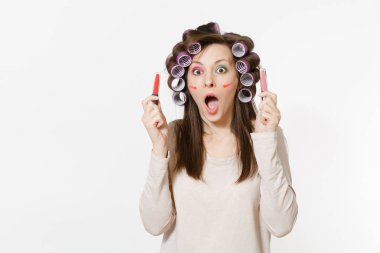 Eğlenceli curlers kadınla renkli ruj dudakları beyaz arka plan üzerinde izole için tutar. Çılgın makyaj set yüz Dekoratif kozmetik ile. Güzellik kadın moda yaşam tarzı kavramı. Alan alan kopyalamak için.