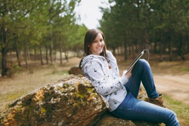 Genç gülümseyen güzel kadın earphon ile rahat kıyafetler içinde eğlenceli