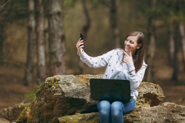 İş kadını ya da öğrenci dizüstü d taşla oturan gülümseyen