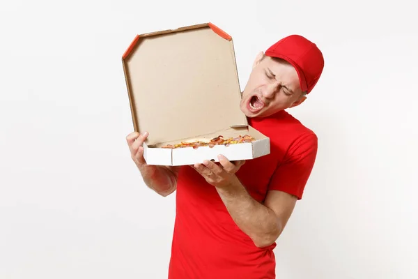 Entrega hombre sonriente en uniforme rojo aislado sobre fondo blanco. Pizzaman masculino en gorra, camiseta que trabaja como mensajero o distribuidor sosteniendo pizza italiana en caja plana de cartón. Copiar espacio para publicidad . —  Fotos de Stock