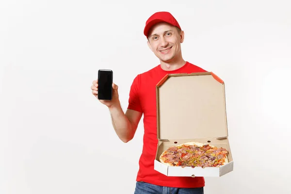 Entrega homem sorridente em uniforme vermelho isolado no fundo branco. mensageiro pizzaman masculino em boné, t-shirt segurando telefone celular com tela vazia em branco, pizza italiana em caixa plana de papelão. Espaço de cópia . — Fotografia de Stock