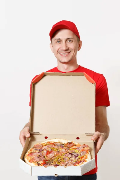 Szállítási mosolygó ember a piros egységes elszigetelt fehér background. Férfi pizzaman a sapka, póló, futár vagy kereskedő gazdaság olasz pizza karton flatbox dolgozott. Másolja a hely hirdetés. — Stock Fotó