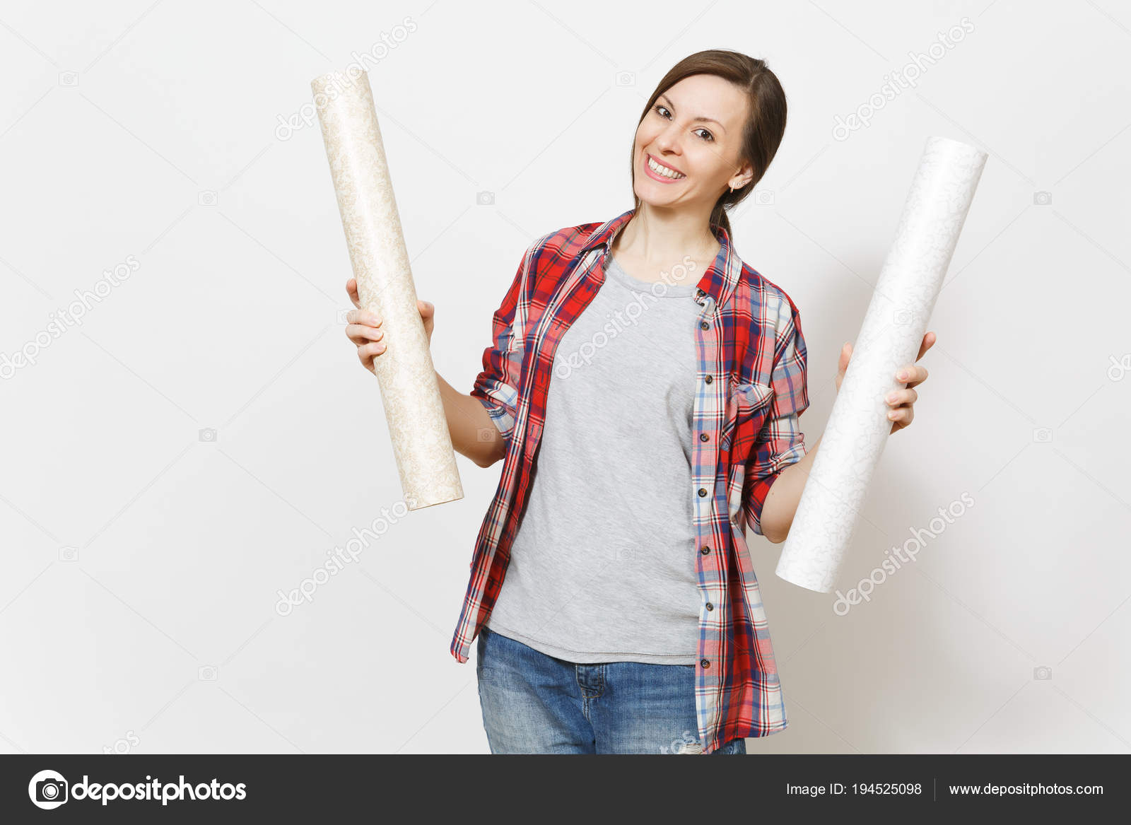 壁紙を保持しているカジュアルな服装の若い笑顔美人ロールの分離の白い背景 楽器 リノベーション アパートの部屋のためのアクセサリー 修復家のコンセプトです 広告エリア ストック写真 C Dmvasilenko