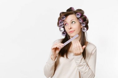 Beyaz arka plan üzerinde izole çivi başarısız kullanarak tırnak düzeltme curlers eğlenceli genç kadınla. Çılgın makyaj set yüz Dekoratif kozmetik ile. Güzellik moda yaşam tarzı kavramı. Alan kopya alanı.