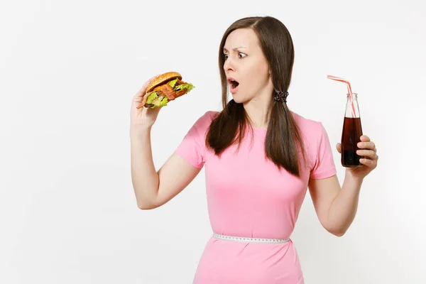 Triest jongedame met staarten, meetlint bij taille hamburger, in glazen fles cola te houden geïsoleerd op een witte achtergrond. Goede voeding of Amerikaanse klassieke fastfood. Gebied met kopie ruimte reclame. — Stockfoto