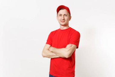 Beyaz arka plan üzerinde izole kırmızı üniformalı teslimatçı. Şapkalı profesyonel sakin beyaz erkek, kurye veya satıcısı olarak çalışan t-shirt geçti elele katlanmış. Kopya alanı reklam için.