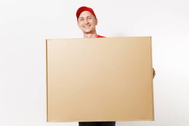 Beyaz arka plan üzerinde izole kırmızı üniformalı teslimatçı. Erkek şapka, tişört, kot pantolon kurye veya satıcı holding büyük büyük ağır boş boş karton kutu çalışıyor. Paket alma. Kopyalama alanı alanı