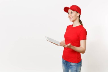 Beyaz arka plan üzerinde izole kırmızı üniformalı teslim kadın. Şu kadın kurye veya satıcısı olarak çalışan, tablet pc bilgisayar boş boş ekran ile tutan kap, t-shirt, kot pantolon. Kopya alanı reklam için