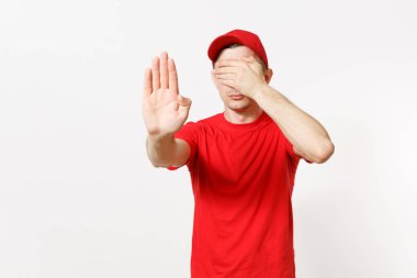 Beyaz arka plan üzerinde izole kırmızı üniformalı teslimatçı. Cap, kurye veya satıcı, palmiye durağı jestle gösterilen çalışan t-shirt profesyonel ciddi ciddi erkek. Kopya alanı reklam için.