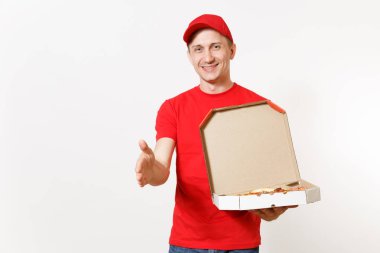 Beyaz arka plan üzerinde izole kırmızı üniformalı teslimatçı. Erkek pizzaman şapkalı, t-shirt. Kurye İtalyan pizza karton flatbox ile ayakta tutan el tebrik için uzanmış. Kopya alanı.