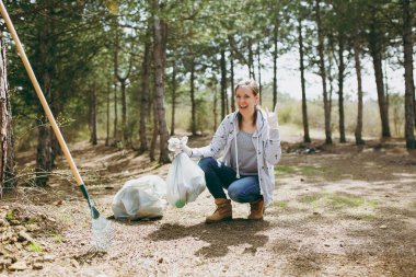 Genç kadın temizlik çöp tutarak çöp gülüyor gösteren çanta