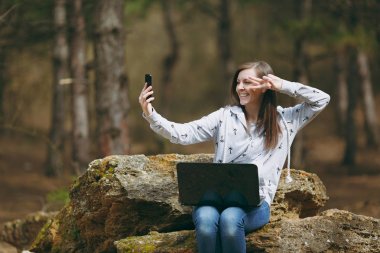 İş kadını ya da öğrenci dizüstü d taşla oturan gülümseyen