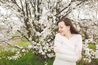 Rahat gülümseyen genç güzel kadın kapalı gözler ile ihale