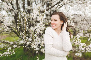 Genç gülümseyen çekici kadın hafif rahat kıyafetler kepping s