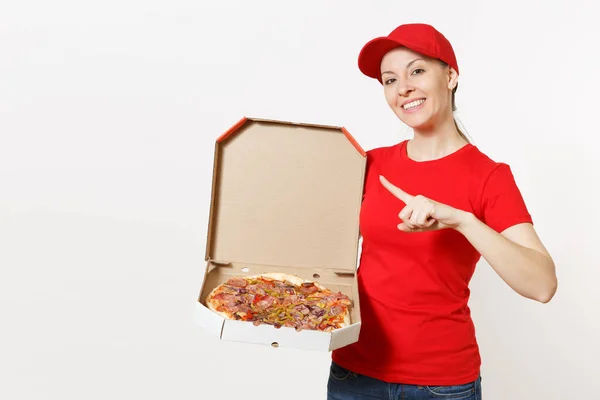 Mulher de entrega em uniforme vermelho isolado no fundo branco. Bonita fêmea de boné, t-shirt, jeans trabalhando como mensageiro ou revendedor segurando pizza italiana em caixa plana de papelão. Espaço de cópia para propaganda . — Fotografia de Stock