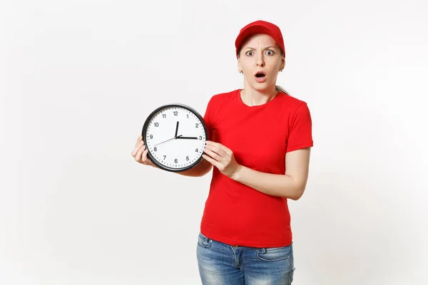 Dostawy Kobieta w mundurze czerwony na białym tle. Zszokowany koniec Kobieta w WPR, t-shirt, dżinsy, Praca jako Kurier lub dealerem, trzymając okrągły zegar, pokazujący w czasie. Miejsce na reklamę. — Zdjęcie stockowe