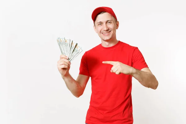 Entrega homem em uniforme vermelho isolado no fundo branco. Profissional sorrindo macho em boné, t-shirt trabalhando como mensageiro ou revendedor, segurando pacote de dólares, dinheiro em dinheiro. Espaço de cópia para propaganda . — Fotografia de Stock