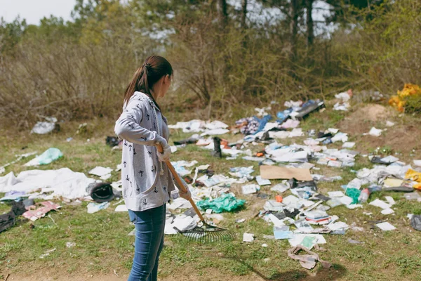 Mujer joven en ropa casual y guantes de látex para la limpieza de usin — Foto de Stock