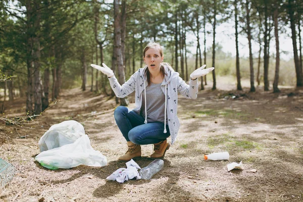 Joven mujer sorprendida en ropa casual y guantes de limpieza rubbis — Foto de Stock