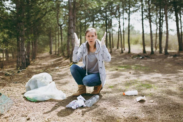 Mujer joven irritada en ropa casual y guantes de limpieza frotar — Foto de Stock