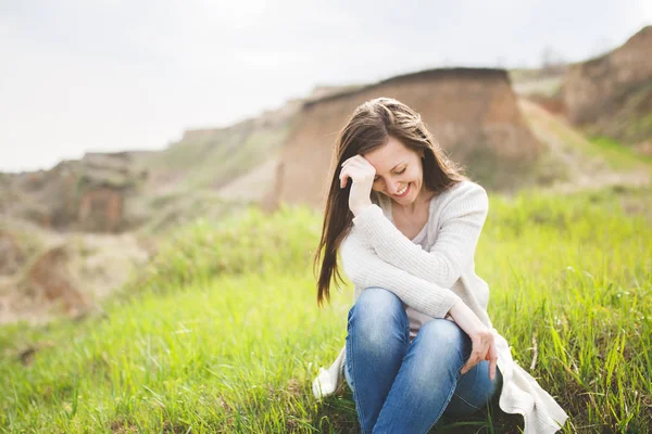 Joven sonriente hermosa mujer con los ojos cerrados en la luz casual c — Foto de Stock