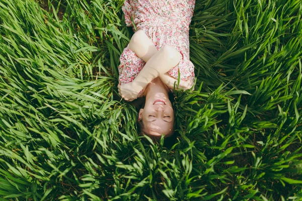 Jeune femme tendre souriante avec les yeux fermés dans la lumière à motifs d — Photo