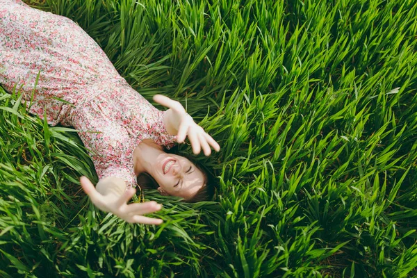 Joven diversión llena de alegría hermosa mujer en luz estampado vestido lyi — Foto de Stock