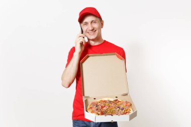 Beyaz arka plan üzerinde izole kırmızı Üniformalı erkeklere gülümseyerek teslim. Şapka, tişört cep telefonu üzerinde konuşurken, karton flatbox holding İtalyan pizza erkek pizzaman kurye. Kopyalama alanı reklam.