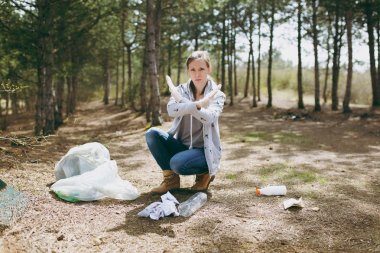 Genç kadın temizlik çöp ve gösteren dur gestu memnun