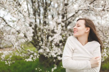 Rahat gülümseyen genç güzel kadın kapalı gözler ile ihale