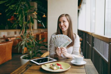 Yalnız dolla paket ile kafede masada oturan kadın