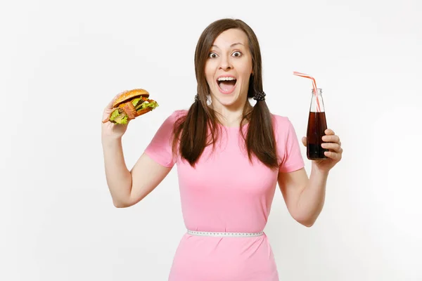 Teyp hamburger, cola cam şişe tutan belden ölçme eğlenceli genç kadın kuyruklu, beyaz arka plan üzerinde izole. Doğru beslenme veya Amerikan Klasik fast food. Alan kopya alanı ile reklam. — Stok fotoğraf