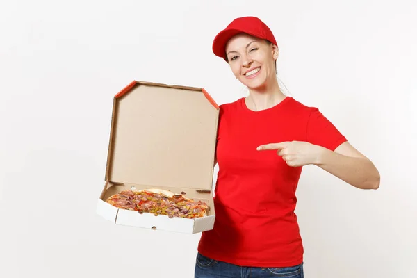 Mulher de entrega em uniforme vermelho isolado no fundo branco. Bonita fêmea de boné, t-shirt, jeans trabalhando como mensageiro ou revendedor segurando pizza italiana em caixa plana de papelão. Espaço de cópia para propaganda . — Fotografia de Stock